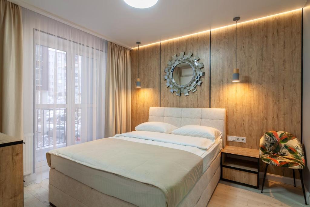 2 bedrooms Apartments Levia 2 في إلفيف: غرفة نوم بسرير كبير ومرآة