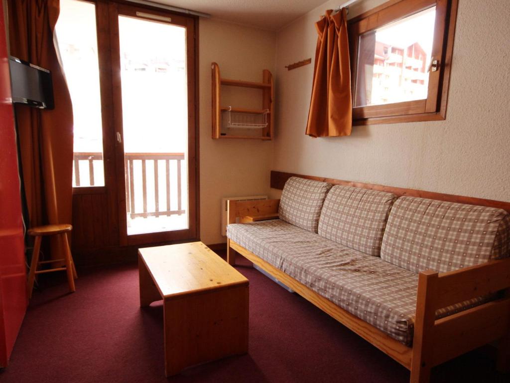 - un salon avec un canapé et 2 fenêtres dans l'établissement Appartement Peisey-Vallandry, 1 pièce, 4 personnes - FR-1-411-285, à Landry