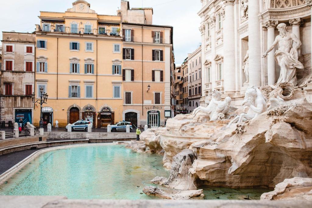 The swimming pool at or close to Delfini Trevi House
