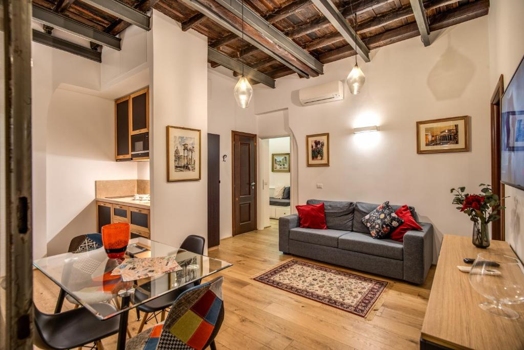 ein Wohnzimmer mit einem Sofa und einem Tisch in der Unterkunft Casa Leonetto in Rom