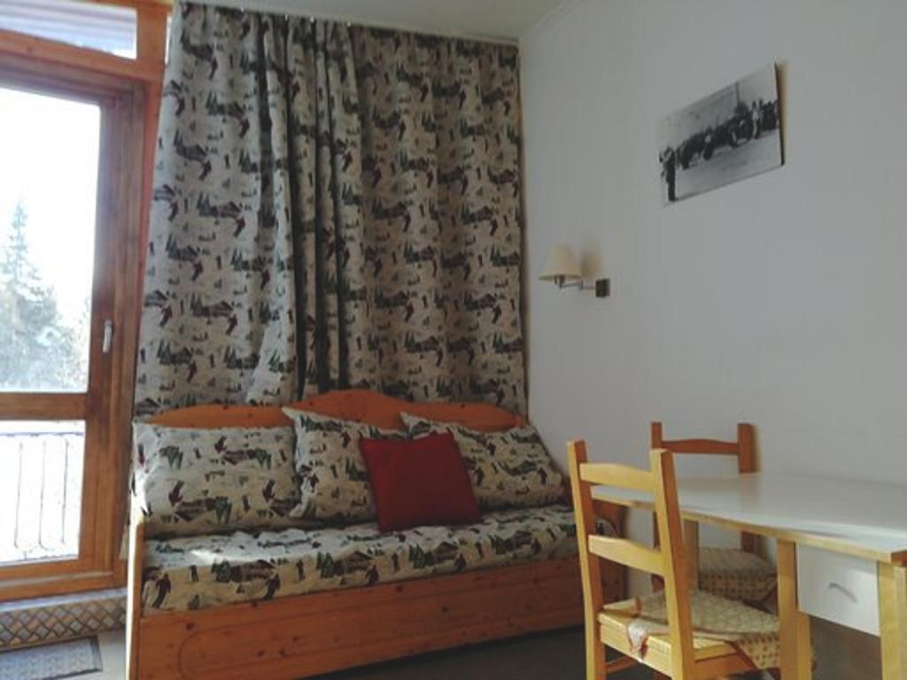 une chambre avec un canapé, une table et une fenêtre dans l'établissement Studio cosy 4 pers, Arcs 1800, proche pistes et commerces - FR-1-411-257, à Arc 1800