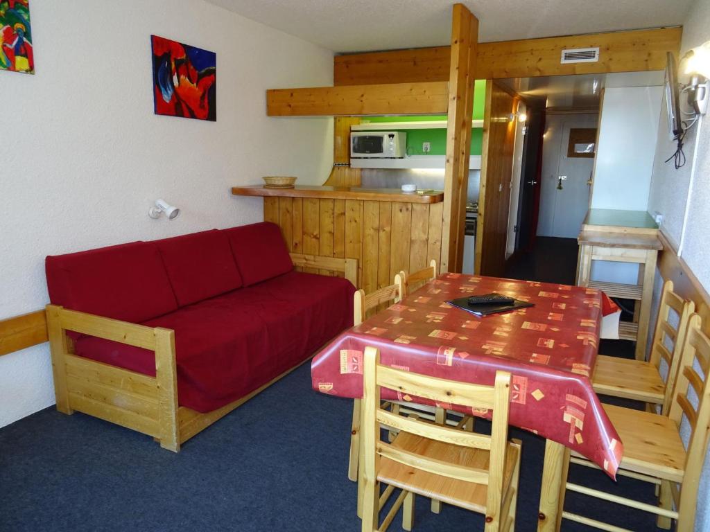 een woonkamer met een rode bank en een tafel bij Studio Les Arcs 1800, 1 pièce, 5 personnes - FR-1-411-284 in Arc 1800