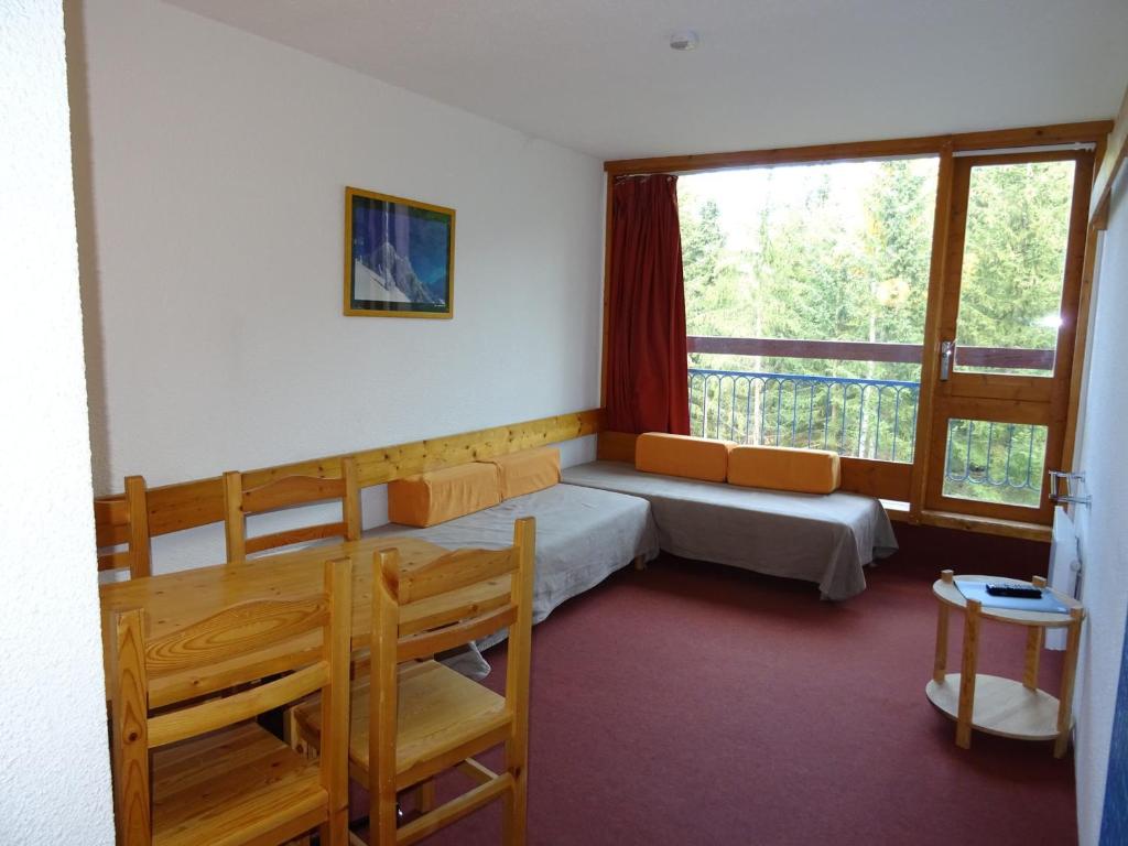 Cette chambre comprend un lit et une fenêtre. dans l'établissement Studio 4 pers, proche pistes et commerces, cœur village Charvet, Arcs 1800 - FR-1-411-321, à Arc 1800