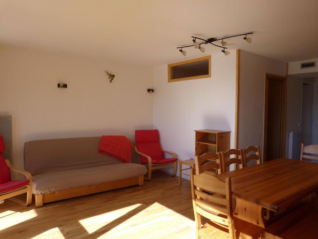 een woonkamer met een bank, stoelen en een tafel bij Appartement Les Arcs 1800, 4 pièces, 9 personnes - FR-1-411-339 in Arc 1800