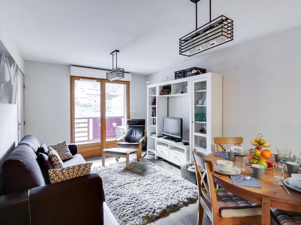 un salon avec un canapé et une table dans l'établissement Appartement 6 personnes avec parking et wifi à Barèges - FR-1-403-78, à Barèges