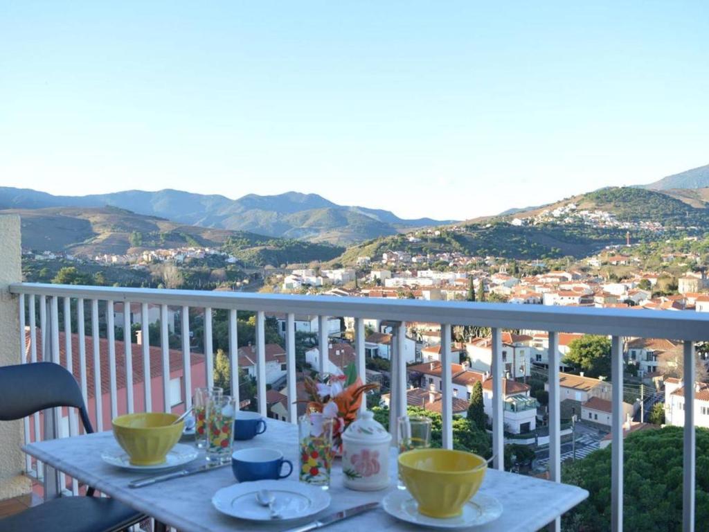 une table sur un balcon avec vue sur une ville dans l'établissement Studio cabine climatisé 4 pers, proche plage, parking - FR-1-225C-533, à Banyuls-sur-Mer