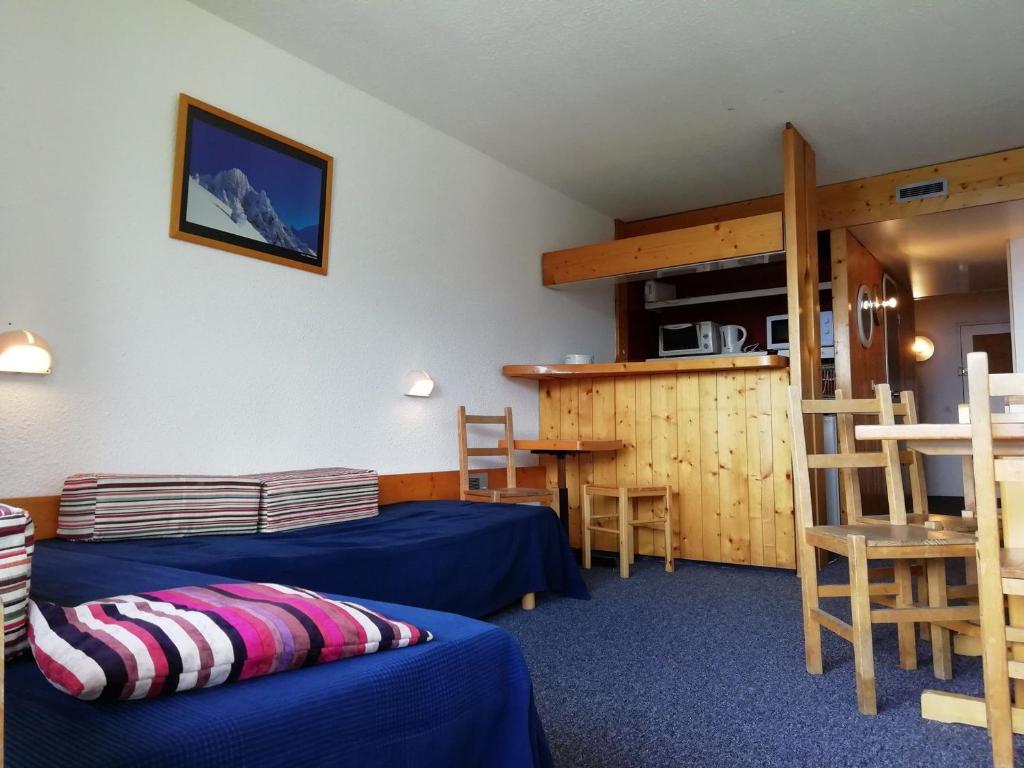 une chambre avec deux lits, une table et des chaises dans l'établissement Studio confortable pour 5 pers. à Arc 1800, proche pistes et commerces - FR-1-411-353, à Arc 1800