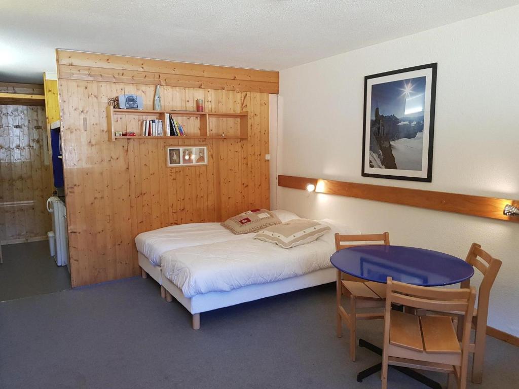 Tempat tidur dalam kamar di Studio Les Arcs 1600, 1 pièce, 3 personnes - FR-1-411-438