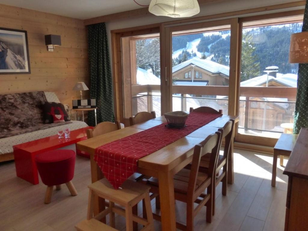 un salon avec une table avec des chaises et un canapé dans l'établissement Appartement rénové 2 pièces à Méribel, vue montagne - FR-1-411-517, à Les Allues