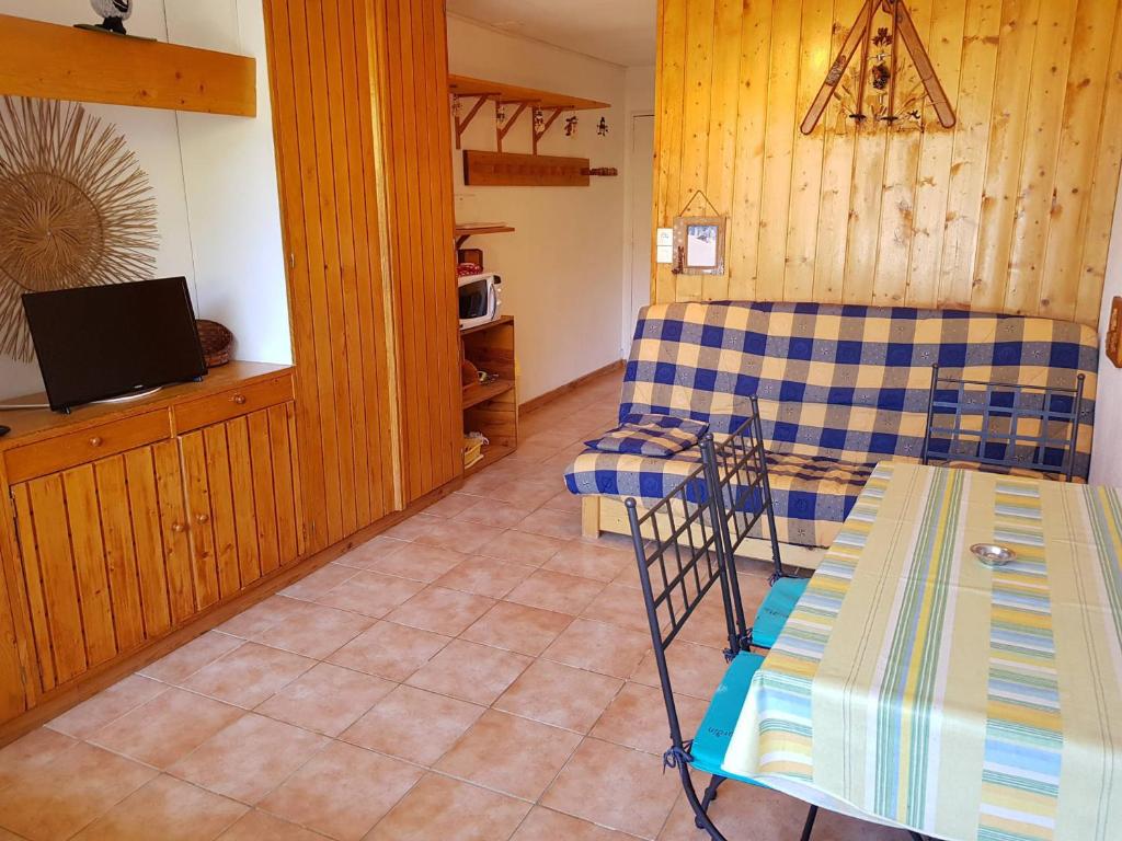 a living room with a couch and a table at Studio proche pistes 2 pers - Arc 1600 - FR-1-411-494 in Arc 1600