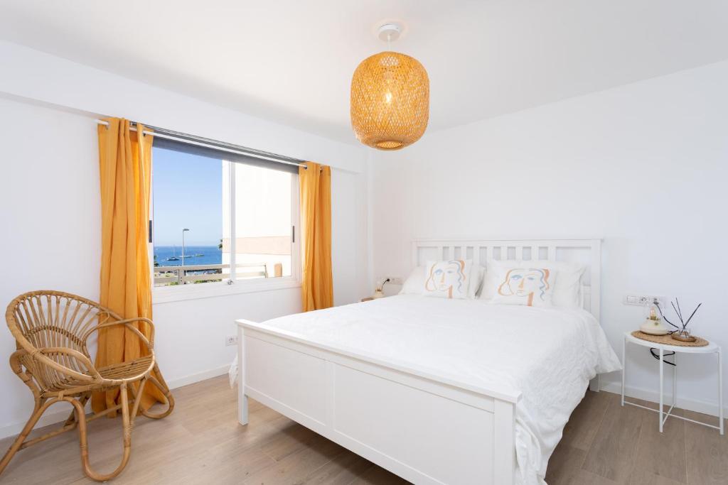 Postel nebo postele na pokoji v ubytování Home2Book Beachfront Design&Views Los Cristianos