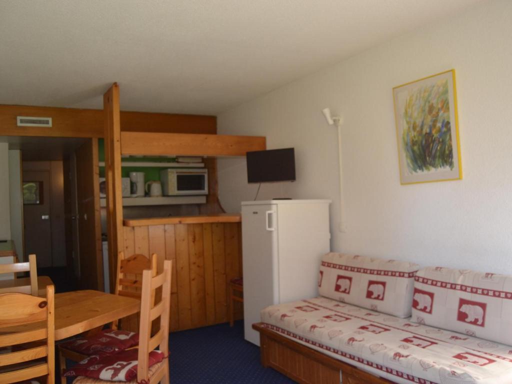 a small room with a bunk bed and a kitchen at Studio Les Arcs 1800, 1 pièce, 5 personnes - FR-1-411-470 in Arc 1800