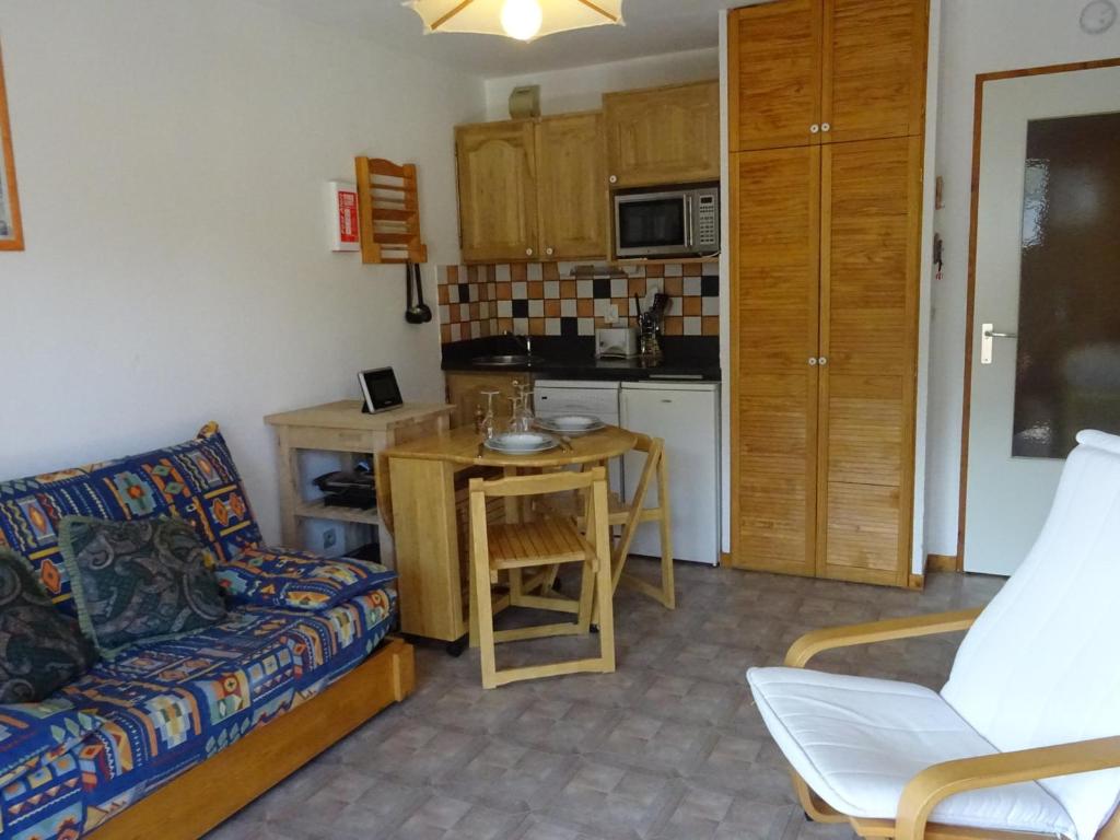 un salon avec un canapé et une table et une cuisine dans l'établissement Appartement 2 pièces avec balcon à Bourg-Saint-Maurice, proche centre, animaux admis - FR-1-411-520, à Bourg-Saint-Maurice
