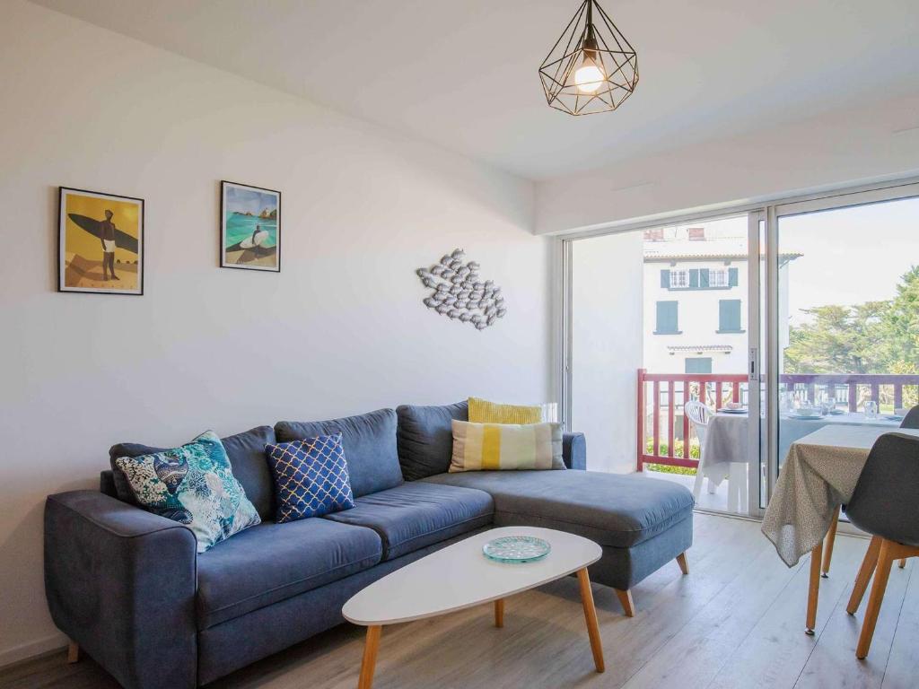 sala de estar con sofá azul y mesa en Appartement Saint-Jean-de-Luz, 2 pièces, 4 personnes - FR-1-4-524, en San Juan de Luz