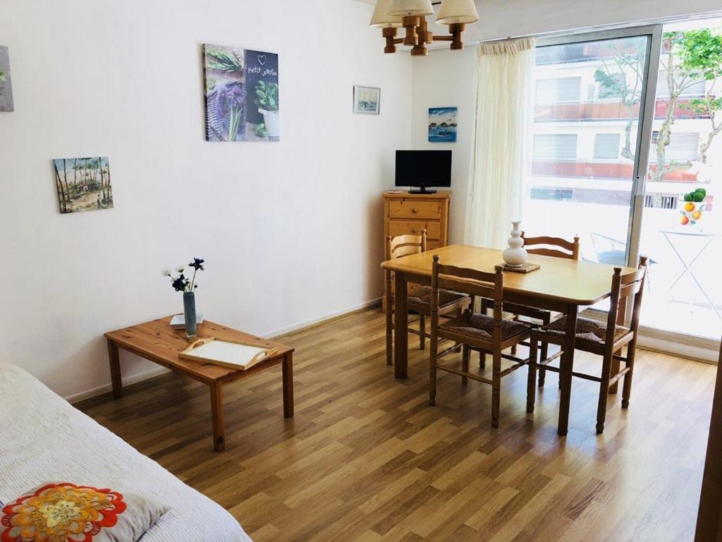 un salon avec une table et une salle à manger dans l'établissement Appartement T3 Arcachon Centre-Ville, 280m de la Plage, Parking, Proche Gare, Balcon - FR-1-433-4, à Arcachon