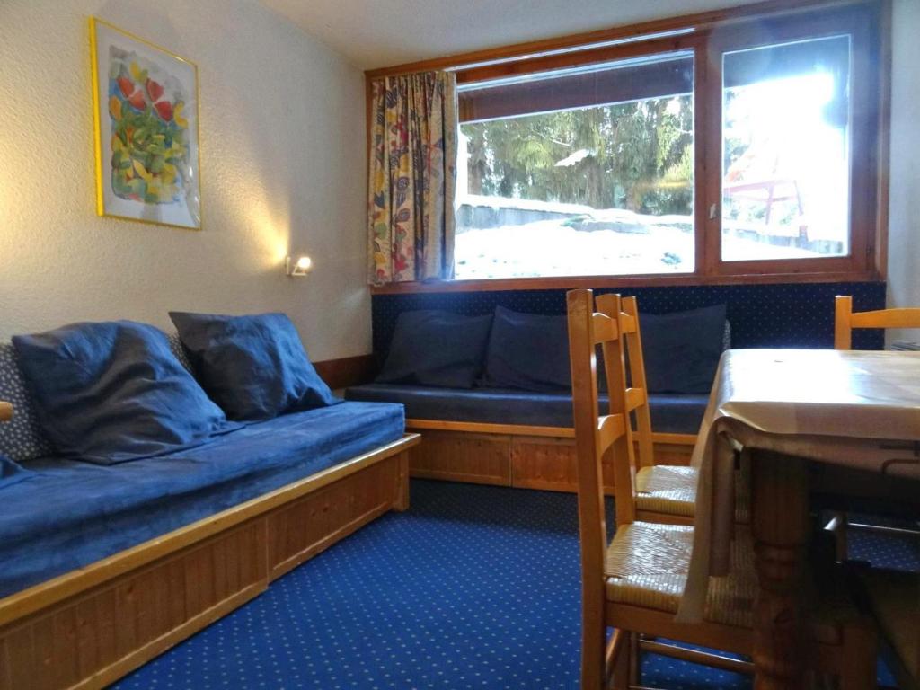 une petite pièce avec un lit et une fenêtre dans l'établissement Studio skis aux pieds, 4 pers., Arc 1800, proche commerces, village du Charvet - FR-1-411-516, à Arc 1800