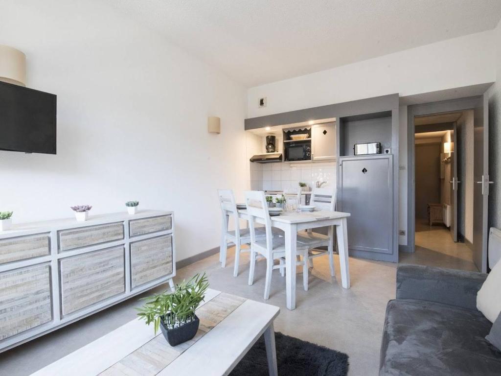 ein Wohnzimmer mit einem Tisch und einer Küche in der Unterkunft Studio Saint-Lary-Soulan, 1 pièce, 4 personnes - FR-1-296-257 in Saint-Lary-Soulan