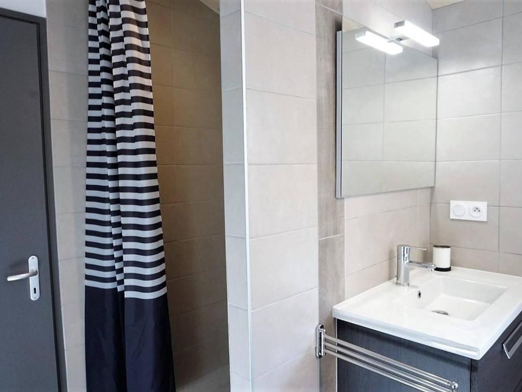 a bathroom with a sink and a mirror at Maison Noirmoutier-en-l&#39;Île, 4 pièces, 6 personnes - FR-1-224B-646 in Noirmoutier-en-l&#39;lle