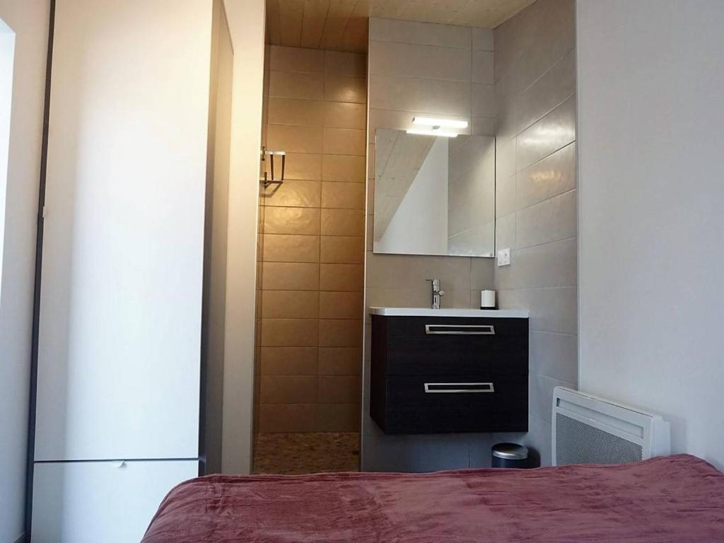 a small bathroom with a sink and a mirror at Maison Noirmoutier-en-l&#39;Île, 4 pièces, 6 personnes - FR-1-224B-646 in Noirmoutier-en-l&#39;lle