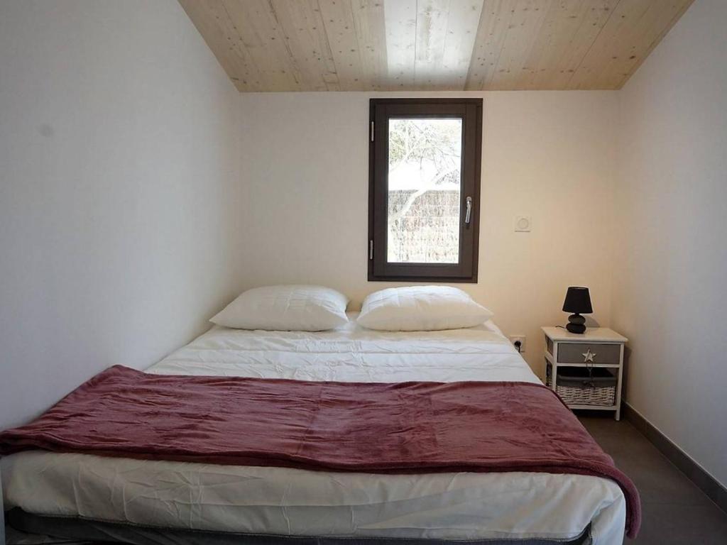 a bedroom with a large bed with a window at Maison Noirmoutier-en-l&#39;Île, 4 pièces, 6 personnes - FR-1-224B-646 in Noirmoutier-en-l&#39;lle