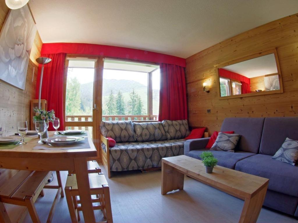 un salon avec un canapé et une table dans l'établissement Confortable Appartement de 2P avec Balcon, Acceptant Animaux à Valmorel - FR-1-291-815, à Valmorel