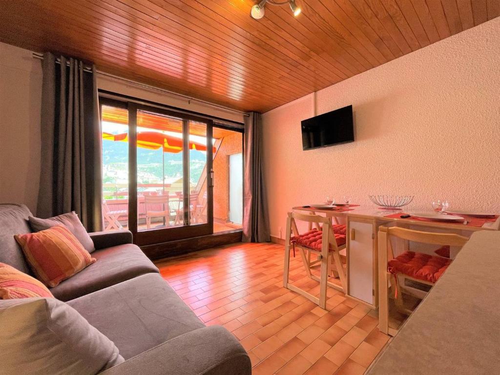 un salon avec un canapé et une table dans l'établissement Studio 2 étoiles pour 4 pers. avec balcon à Briançon - FR-1-330C-62, à Briançon