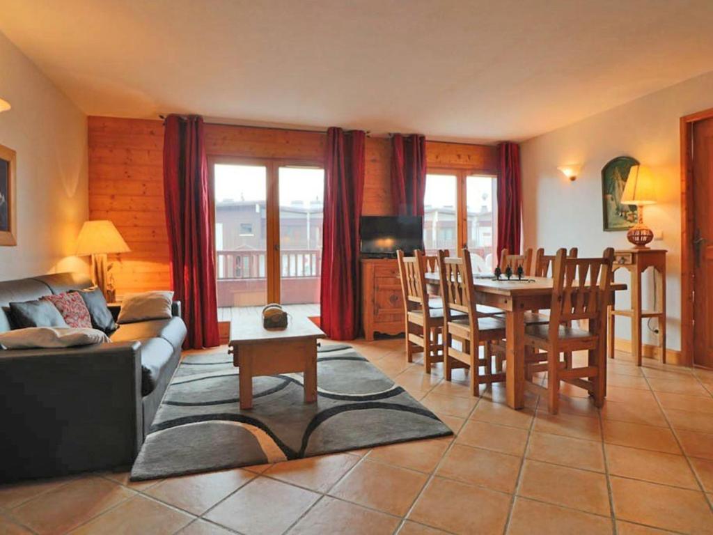 uma sala de estar com um sofá e uma mesa em Appartement Montvalezan-La Rosière, 3 pièces, 6 personnes - FR-1-398-535 em Montvalezan