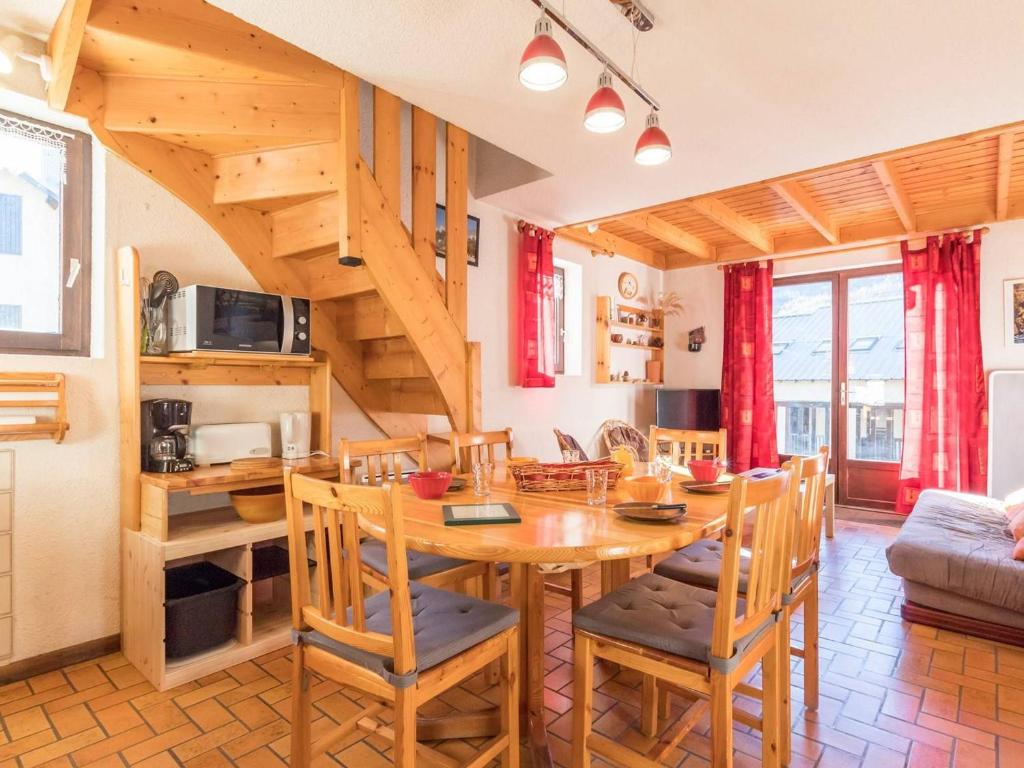 ル・モネティエ・レ・バンにあるAppartement Le Monêtier-les-Bains, 3 pièces, 6 personnes - FR-1-330F-154のキッチン、ダイニングルーム(木製のテーブルと椅子付)