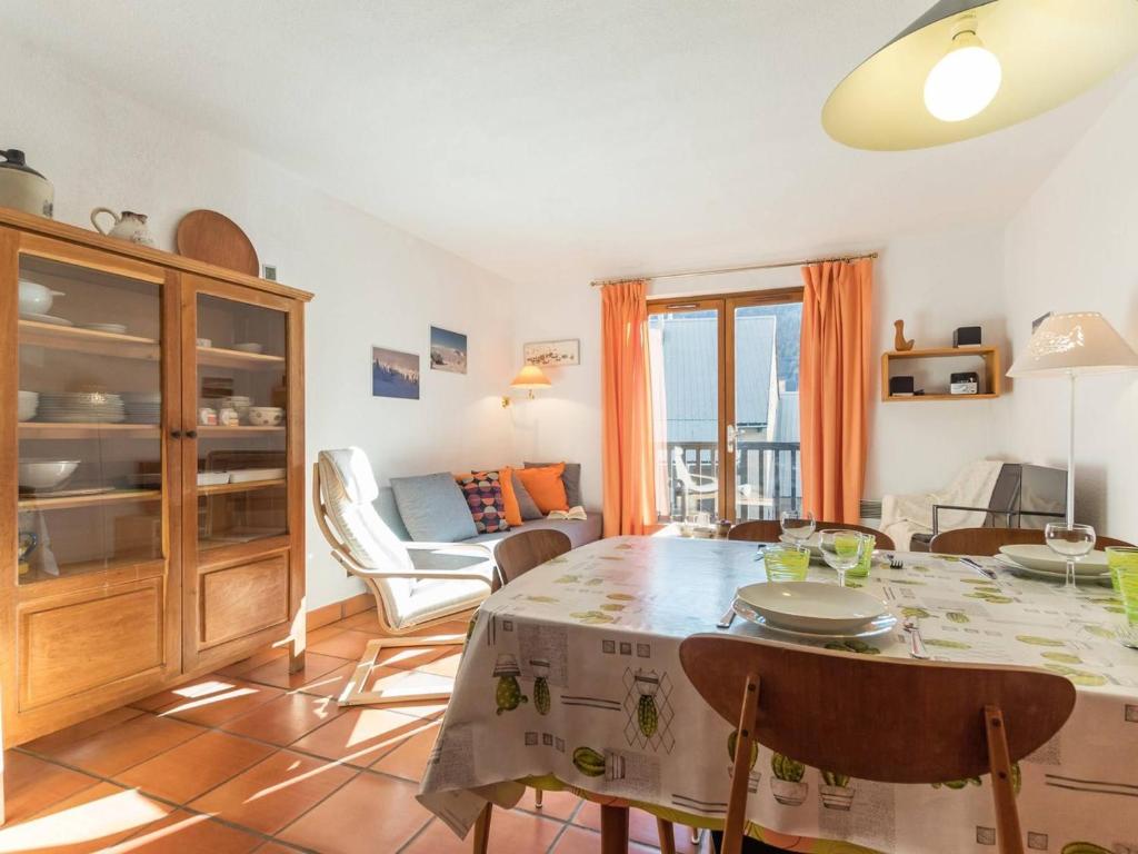 cocina y sala de estar con mesa y sillas en Appartement Le Monêtier-les-Bains, 3 pièces, 6 personnes - FR-1-330F-138, en Le Monêtier-les-Bains