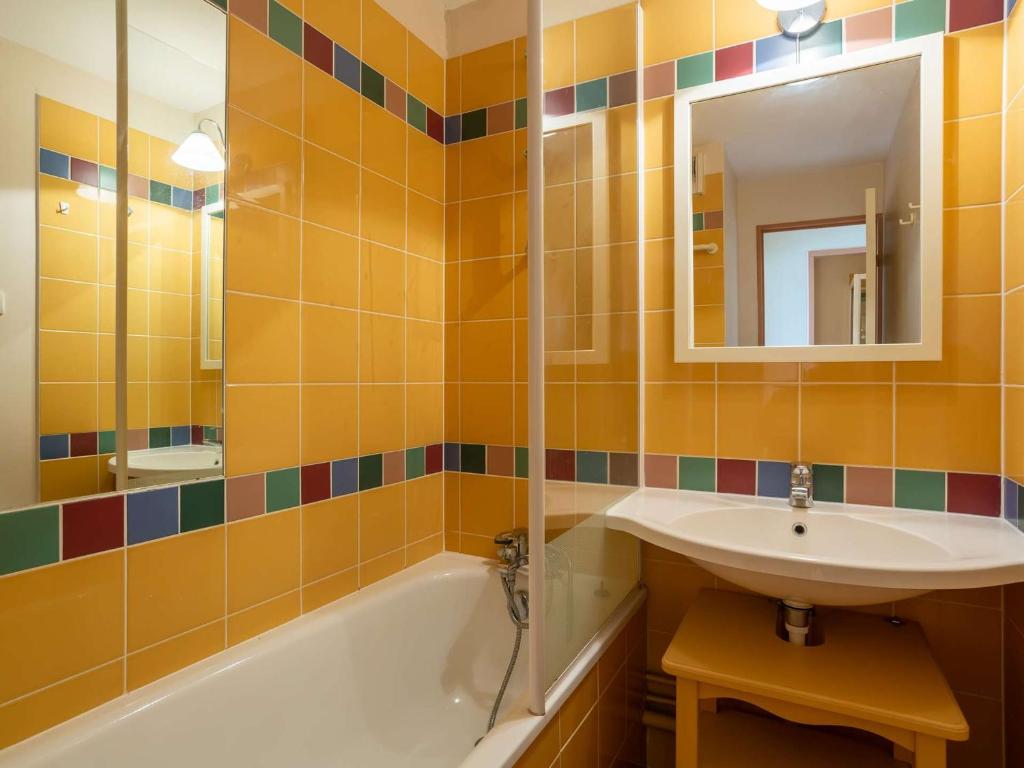a bathroom with a sink and a tub and a mirror at Appartement Arcangues, 3 pièces, 4 personnes - FR-1-3-475 in Arcangues