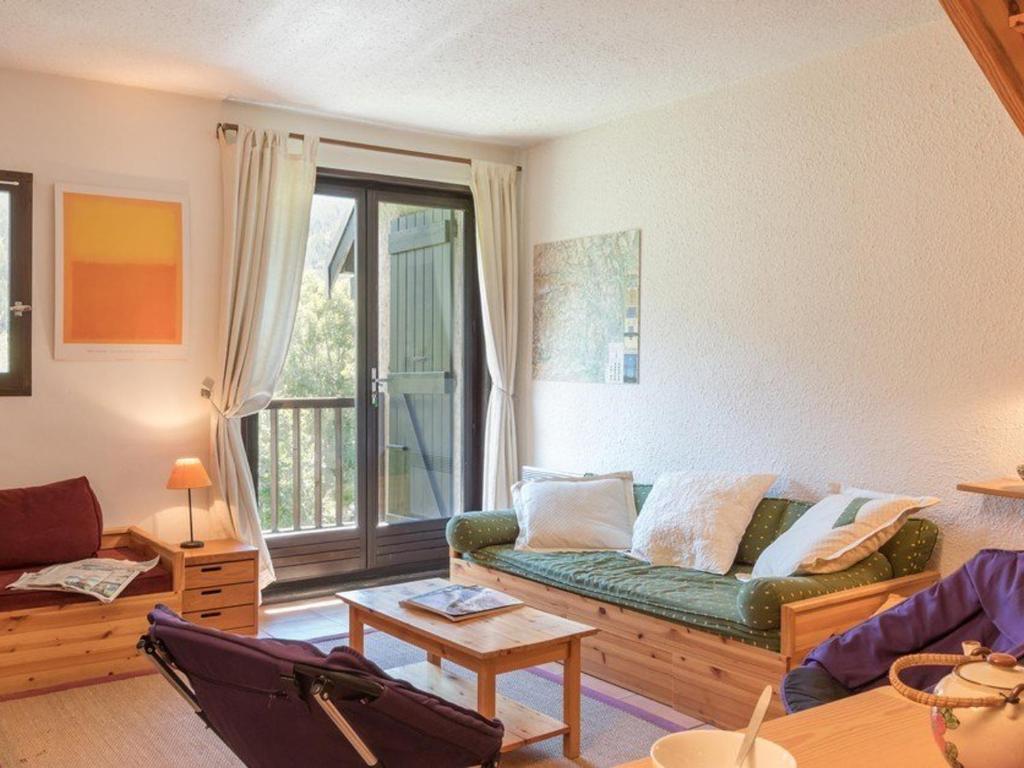 ル・モネティエ・レ・バンにあるAppartement Le Monêtier-les-Bains, 3 pièces, 7 personnes - FR-1-330F-146のリビングルーム(ソファ、テーブル付)