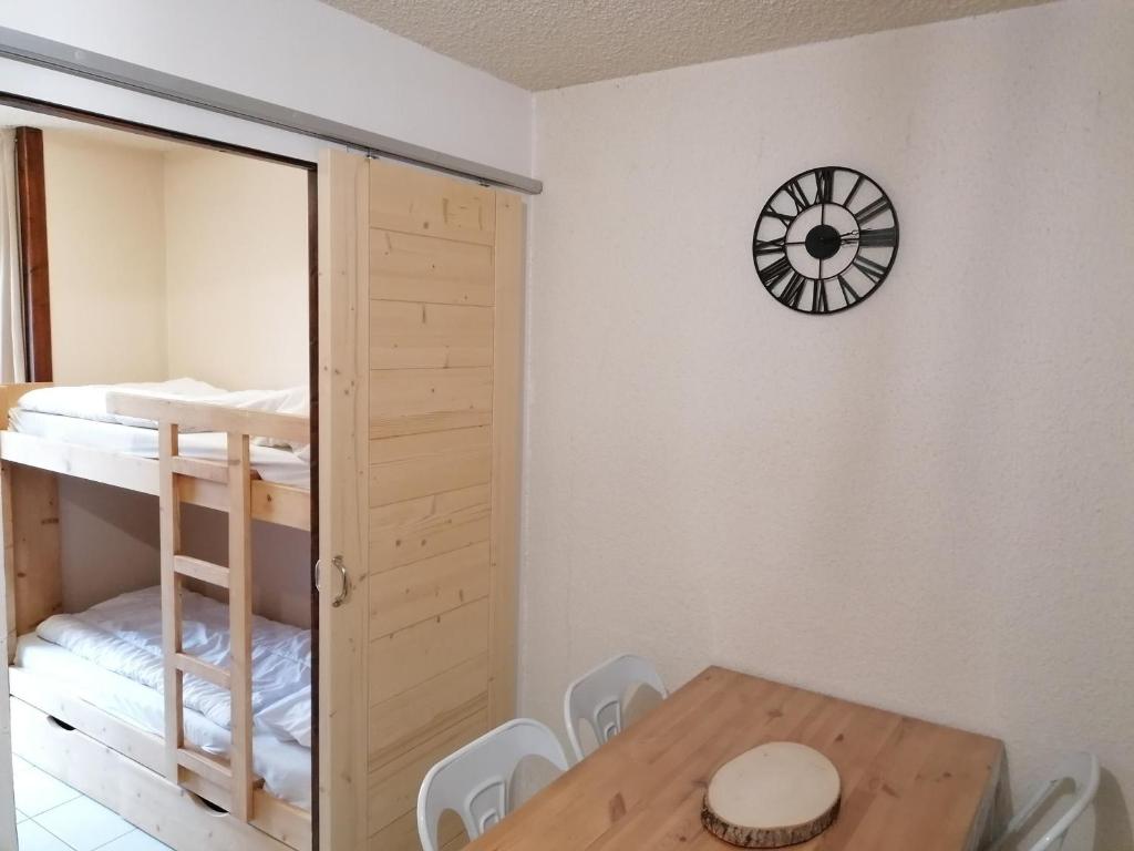 a room with a bunk bed and a table and chairs at Studio La Clusaz, 1 pièce, 4 personnes - FR-1-459-64 in La Clusaz