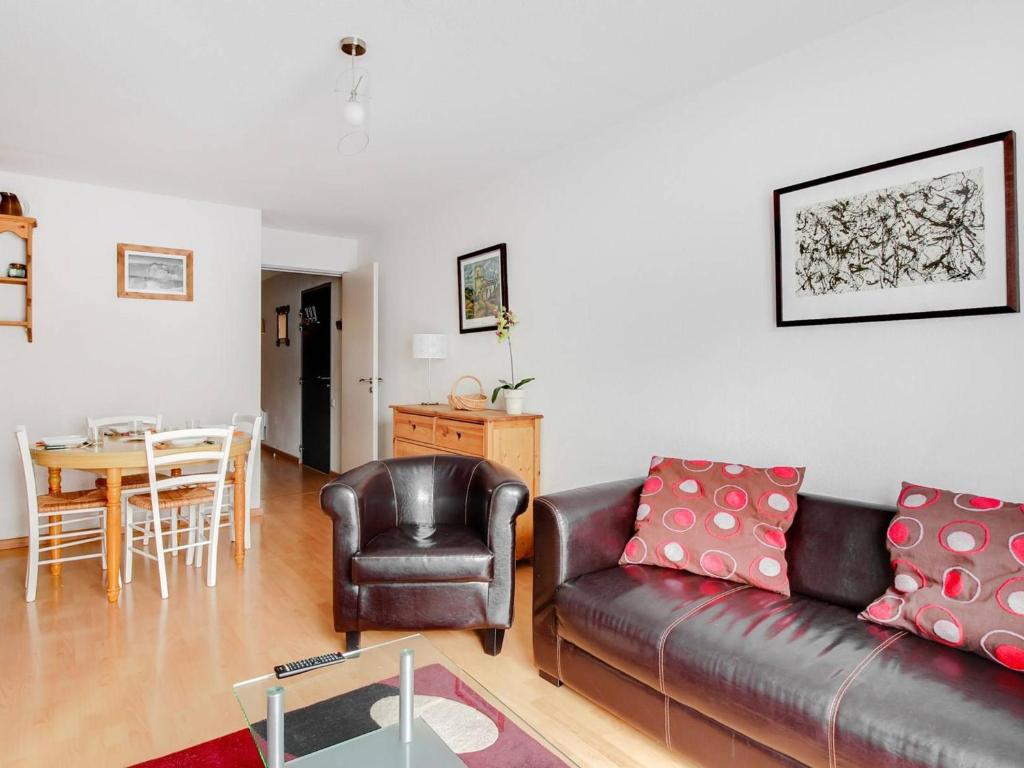 un salon avec un canapé et une table dans l'établissement Appartement 2 Chambres + Coin Nuit, Face Télécabine, Centre de Cauterets - FR-1-401-129, à Cauterets