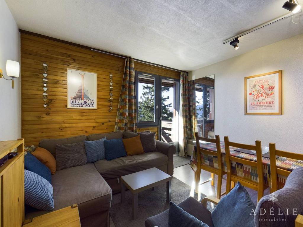 uma sala de estar com um sofá e uma mesa em Appartement Montvalezan-La Rosière, 3 pièces, 6 personnes - FR-1-398-519 em La Rosière