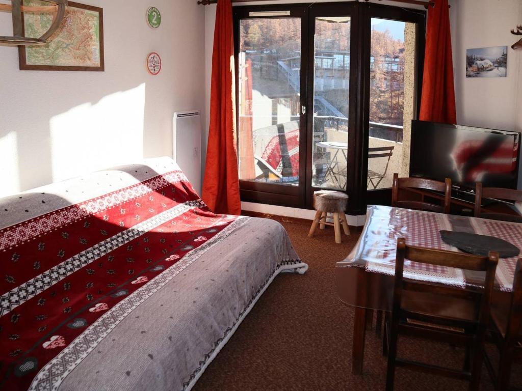 Appartement Les Orres, 1 pièce, 4 personnes - FR-1-322-342にあるベッド