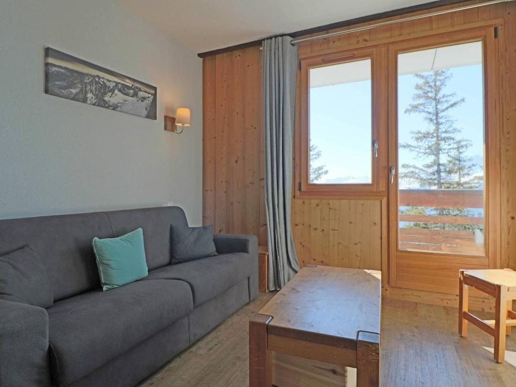 uma sala de estar com um sofá e uma mesa em Appartement Montvalezan-La Rosière, 2 pièces, 5 personnes - FR-1-398-547 em La Rosière