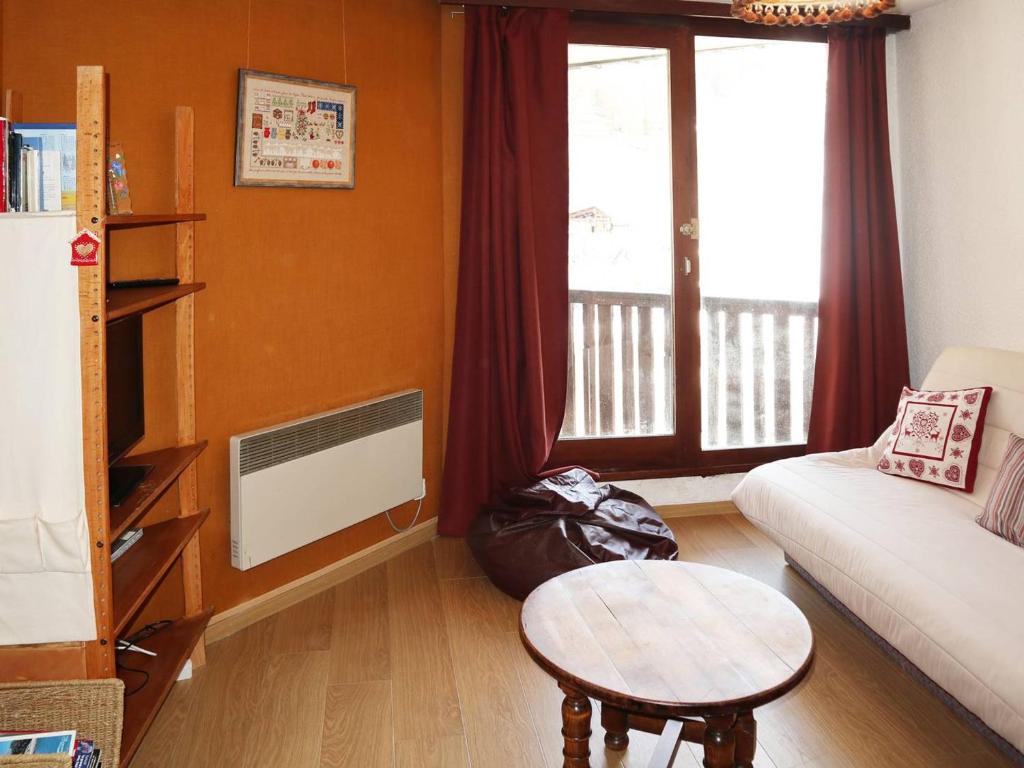un salon avec un canapé et une table dans l'établissement Bel Apt avec Balcon Sud au Cœur de la Station - FR-1-322-349, aux Orres