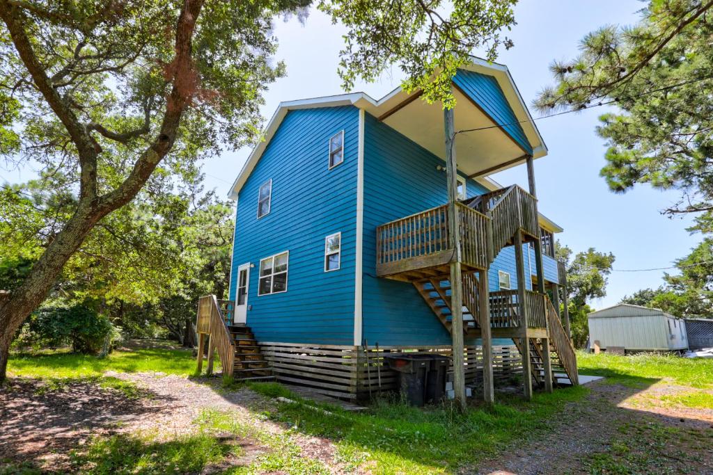 une maison bleue avec une terrasse couverte et une terrasse dans l'établissement One Fish, Two Fish, à Frisco
