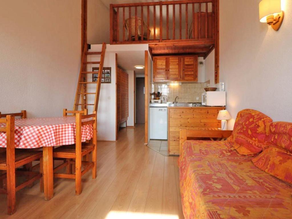 uma cozinha e uma sala de estar com uma cama alta em Studio Montvalezan-La Rosière, 1 pièce, 4 personnes - FR-1-398-563 em La Rosière