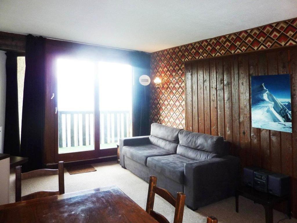 un salon avec un canapé et une table dans l'établissement Studio pour 6 pers, skis aux pieds, balcon, ascenseur aux Orres - FR-1-322-332, aux Orres