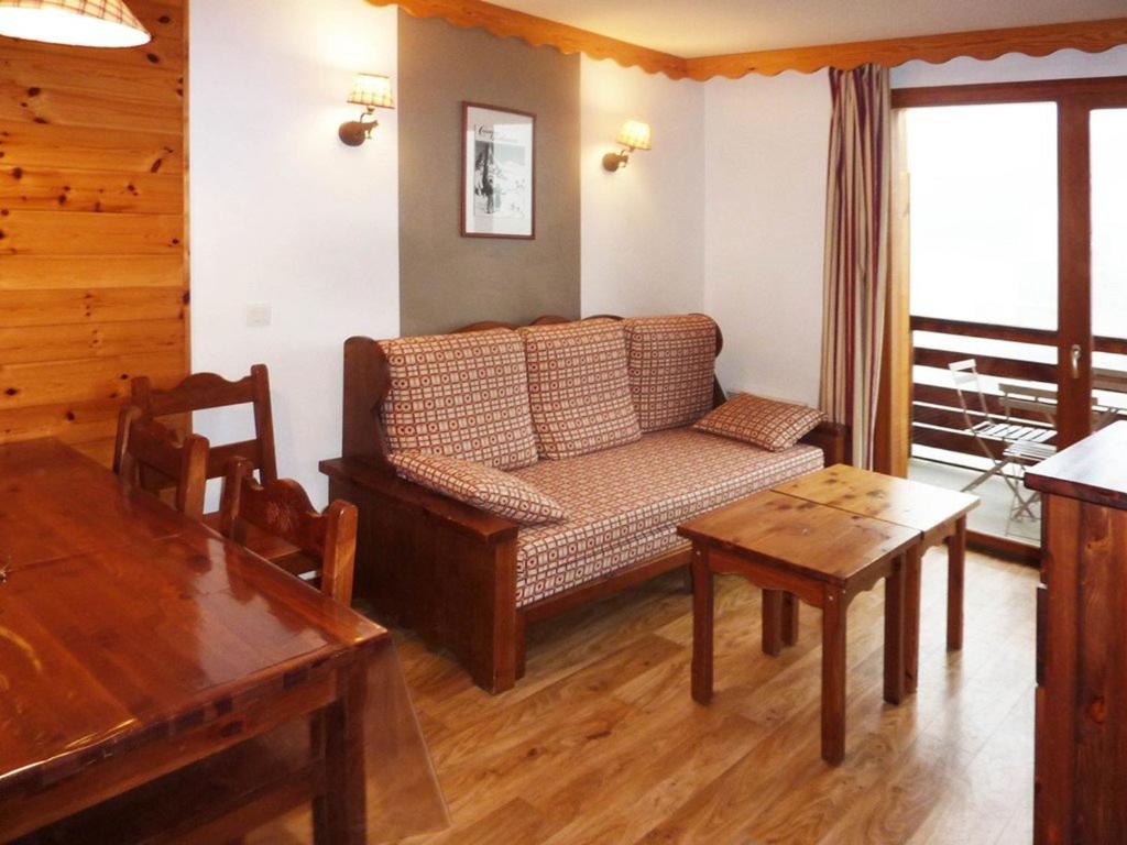 un salon avec un canapé et une table dans l'établissement Charmant 2 pièces avec piscine chauffée et balcon sud, au pied des pistes - Les Orres 1800 - FR-1-322-333, aux Orres