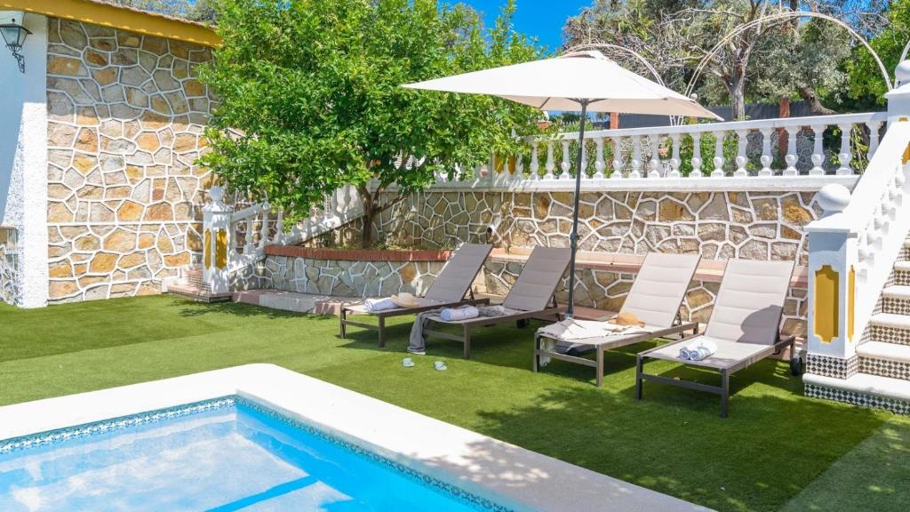 The swimming pool at or close to Casa rural cerca de Aracena Castillo de las Guardas by Ruralidays