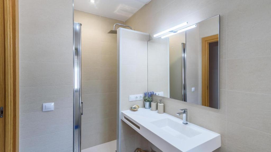 A bathroom at Casa rural cerca de Aracena Castillo de las Guardas by Ruralidays