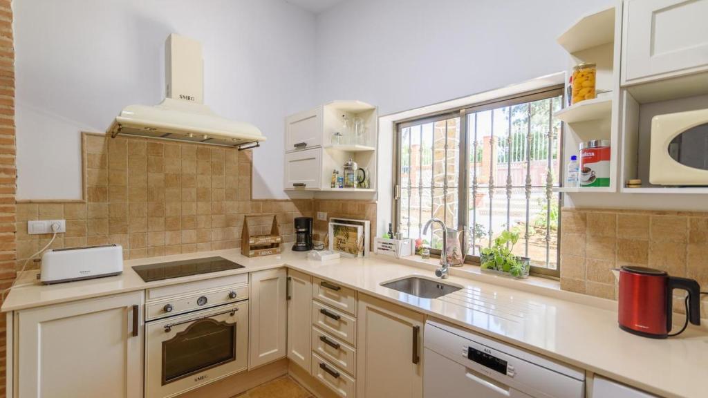 A kitchen or kitchenette at Casa rural cerca de Aracena Castillo de las Guardas by Ruralidays