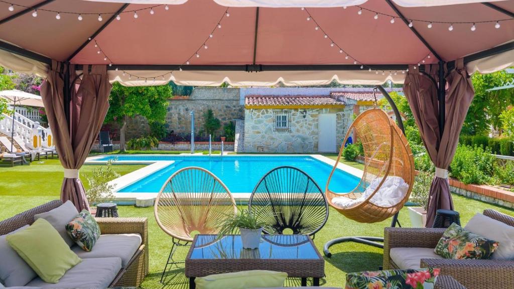 The swimming pool at or close to Casa rural cerca de Aracena Castillo de las Guardas by Ruralidays