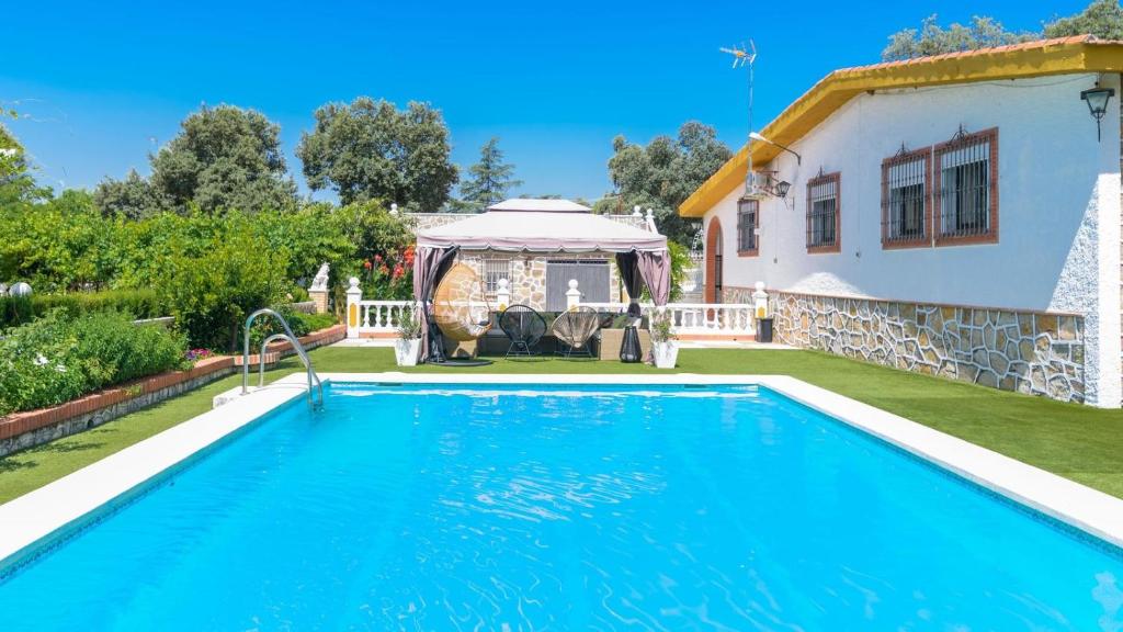 The swimming pool at or close to Casa rural cerca de Aracena Castillo de las Guardas by Ruralidays
