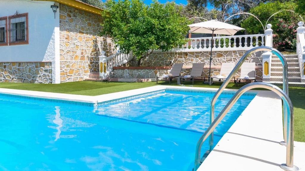 The swimming pool at or close to Casa rural cerca de Aracena Castillo de las Guardas by Ruralidays