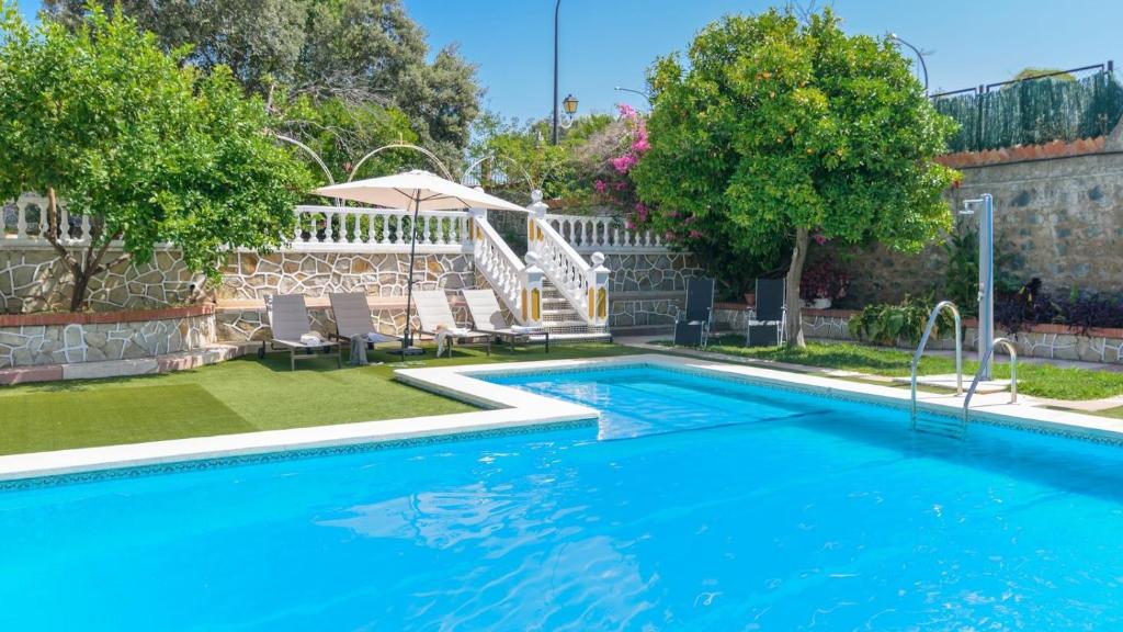 The swimming pool at or close to Casa rural cerca de Aracena Castillo de las Guardas by Ruralidays