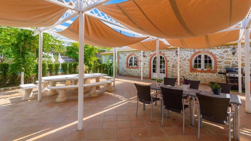 A restaurant or other place to eat at Casa rural cerca de Aracena Castillo de las Guardas by Ruralidays