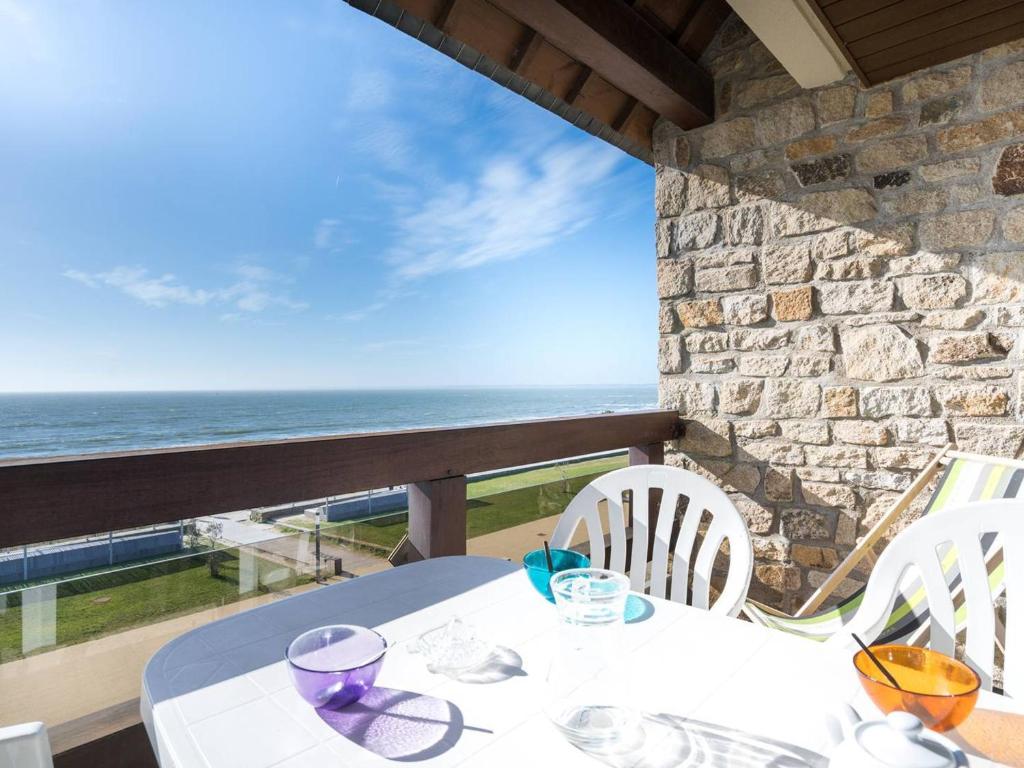 une table et des chaises avec vue sur l'océan dans l'établissement Carnac - Studio 2 pers., 28m², Parking, Face mer - FR-1-477-120, à Carnac